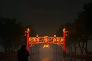 《灯塔下的约定》封面：海雾里旋转的灯塔光束