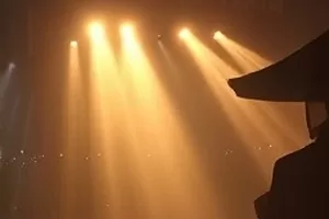 《春分那天》封面：昼夜交替时分的窗台剪影