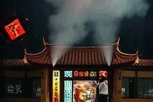 《第九个夏天》封面：天台上的三个少年剪影